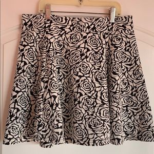 Mini skirt with floral print.